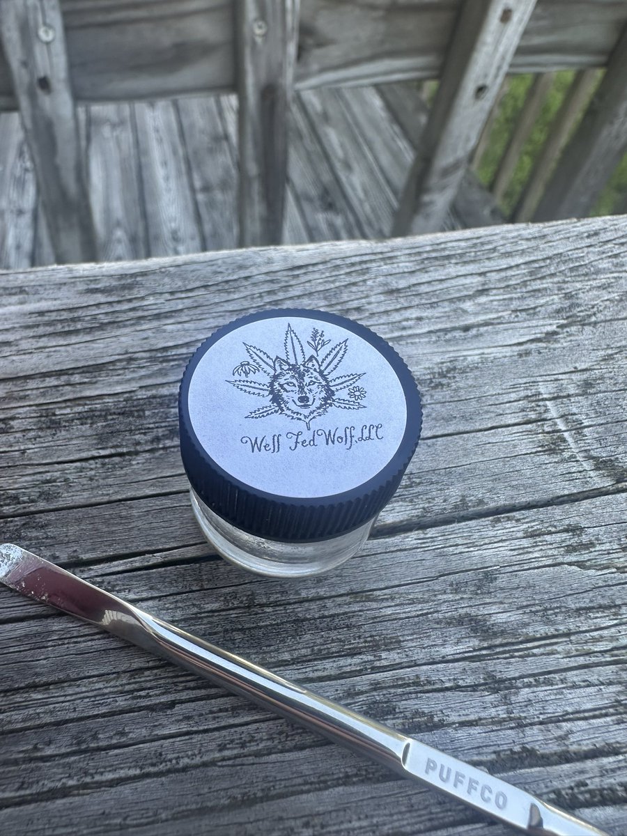 EricL899's tweet image. My White Widow crumble review from @phoenix_whalen
Was a straight face melter. Some earthy, citrusy terps. Very clean pull, no burn throughout the whole sesh. Head high smacked first behind the eyes then melts into a chill body buzz. Classic widow punch w/ modern power. 9.5/10