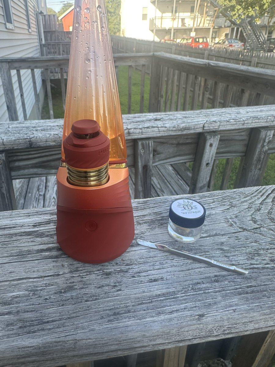 EricL899's tweet image. My White Widow crumble review from @phoenix_whalen
Was a straight face melter. Some earthy, citrusy terps. Very clean pull, no burn throughout the whole sesh. Head high smacked first behind the eyes then melts into a chill body buzz. Classic widow punch w/ modern power. 9.5/10