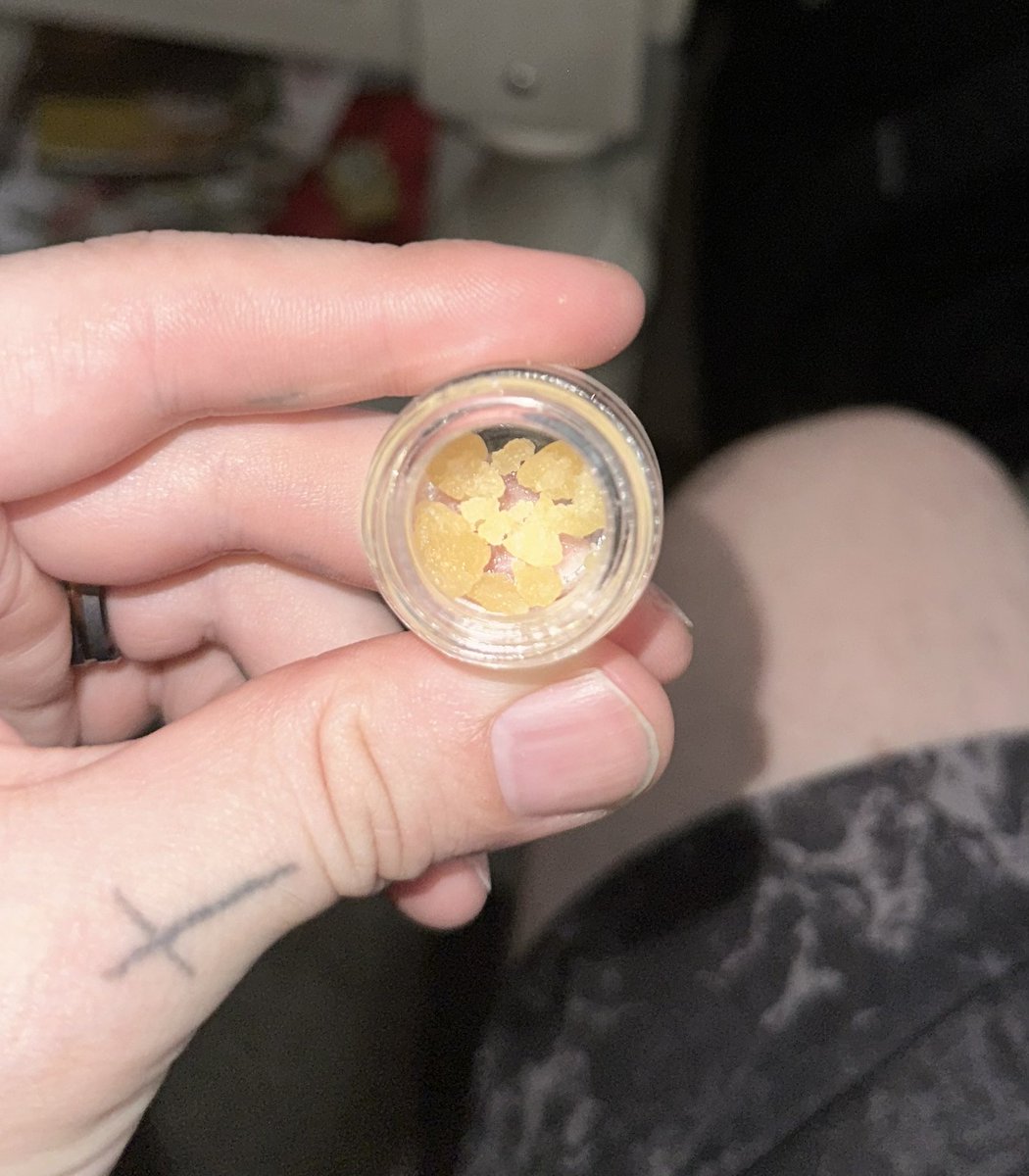 EricL899's tweet image. My White Widow crumble review from @phoenix_whalen
Was a straight face melter. Some earthy, citrusy terps. Very clean pull, no burn throughout the whole sesh. Head high smacked first behind the eyes then melts into a chill body buzz. Classic widow punch w/ modern power. 9.5/10