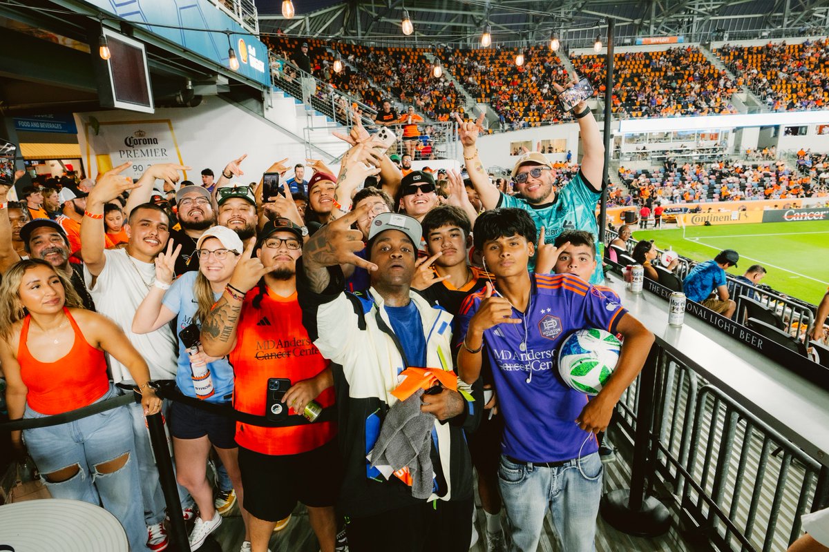 HoustonDynamo's tweet image. Now THAT'S how you celebrate H-Town Night.
Shout out Mike Jones for an electric half-time show 🤘