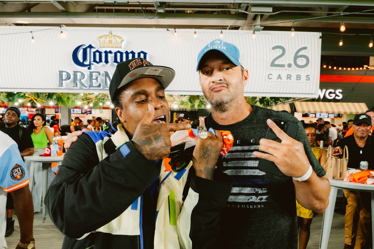 HoustonDynamo's tweet image. Now THAT'S how you celebrate H-Town Night.
Shout out Mike Jones for an electric half-time show 🤘