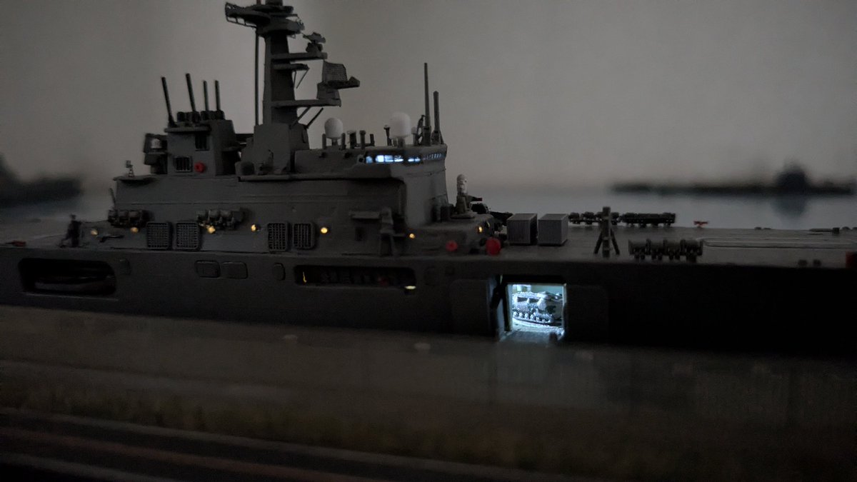 88fleetJMSDF's tweet image. AAV7がターンテーブルにいるんだけどわかる？
#自衛艦隊模型