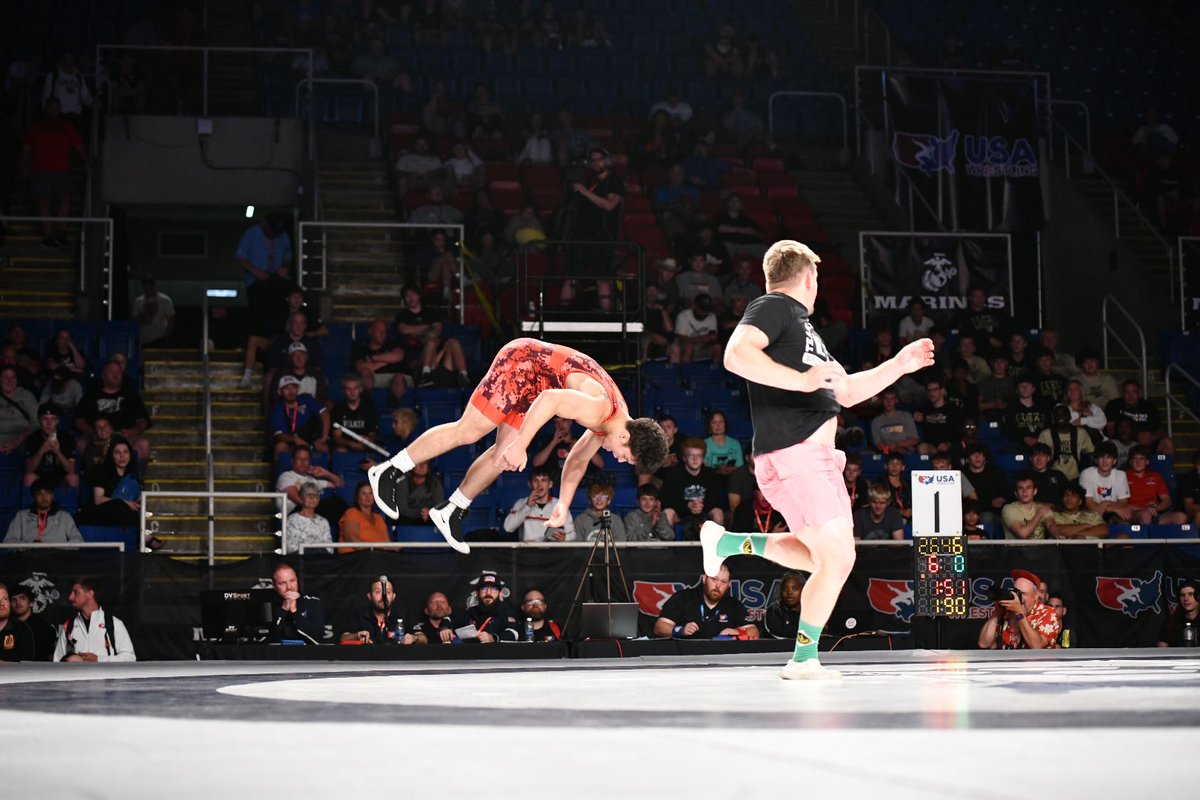 The wrestler/coach backflip combo 🔥🔥

📸 <a href="/Mogui131/">Mogui13</a>