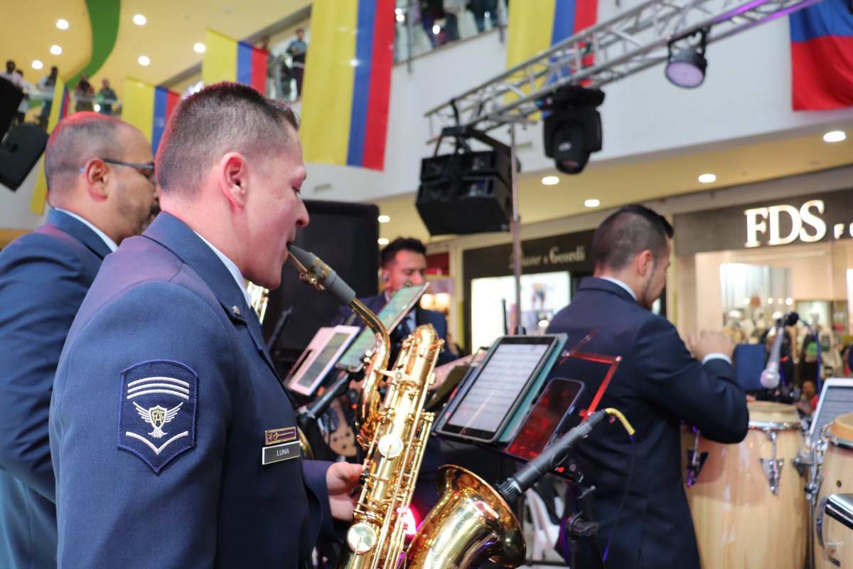 FuerzaAereaCol's tweet photo. Familias del municipio de Mosquera vibraron al ritmo de la Orquesta Kfir de la #FuerzaAeroespacial🇨🇴 en un concierto previo a la conmemoración de los 215 años de independencia de Colombia🇨🇴.
#EnModoPatrio
#SiempreFirmes
#ESUFA https://t.co/PsGNiz4akZ