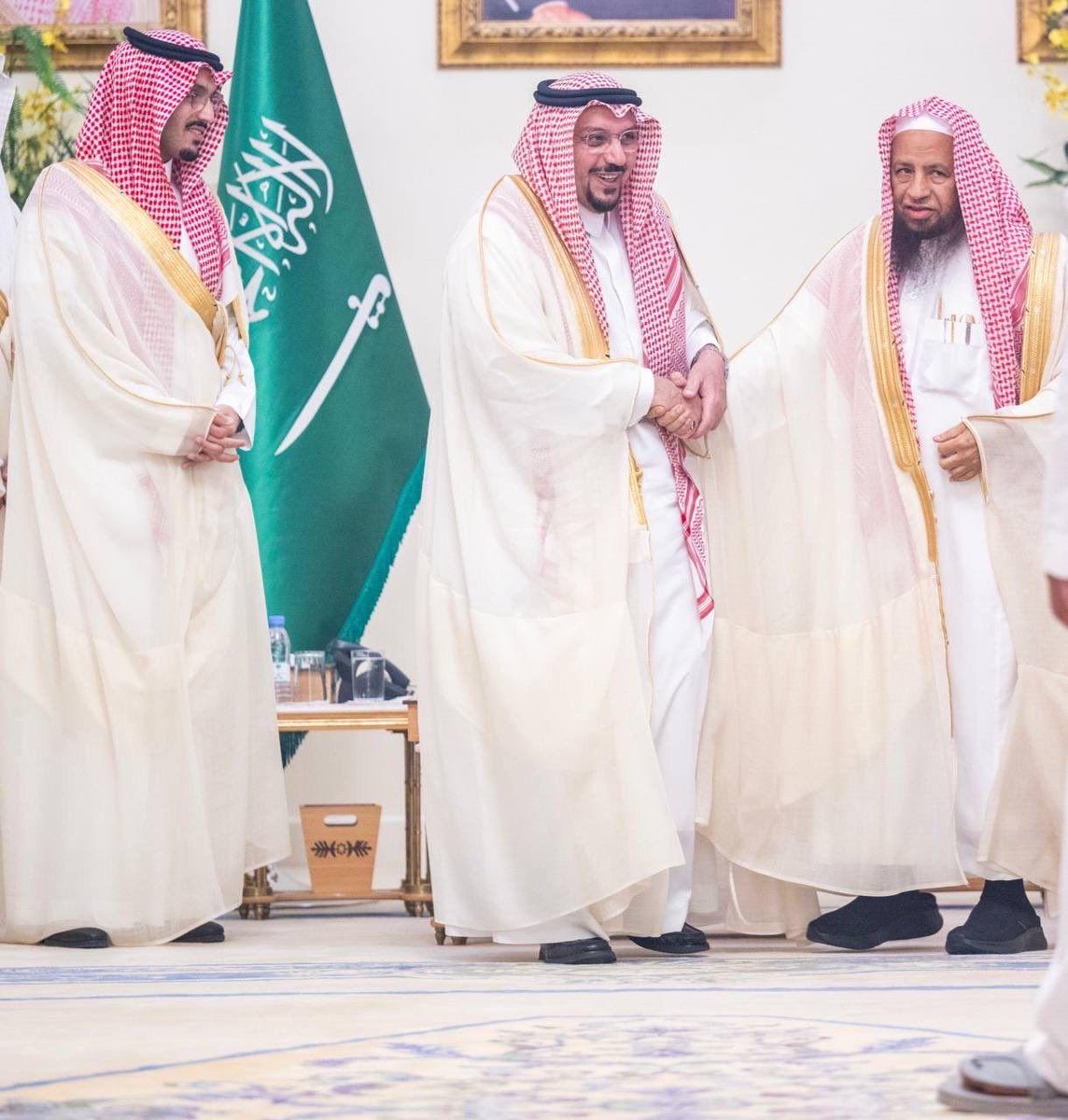 ahmedk0025's tweet image. تعرض الوالد #الشيخ_عبدالكريم_الخضير -شفاه الله- لسقوط مما نتج عنه كسر في الكتف، وحالته الصحية مطمئنة -ولله الحمد- .
دعواتكم له بالشفاء