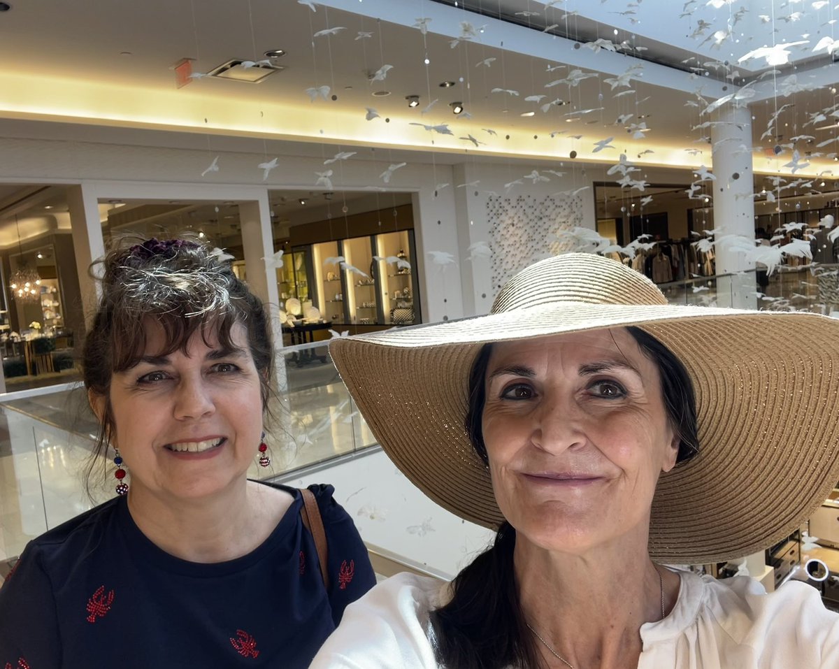 MsGarcia65's tweet image. K stands for Keeping Friendships 🥰 Nadine and I had a lovely lunch at P.F. Chang’s 🥡, then set off to seek our treasures 🌟 #PFChangs 🥠 #CrispyHoneyChicken 🍯 #SesameChicken 🥦 #Delightful 😋#NeimanMarcus 💄#BeautifulButterflies 🦋 #ArtGalleryVibe 👩🏻‍🎨#TheShopsAtLaCantera 🛍️