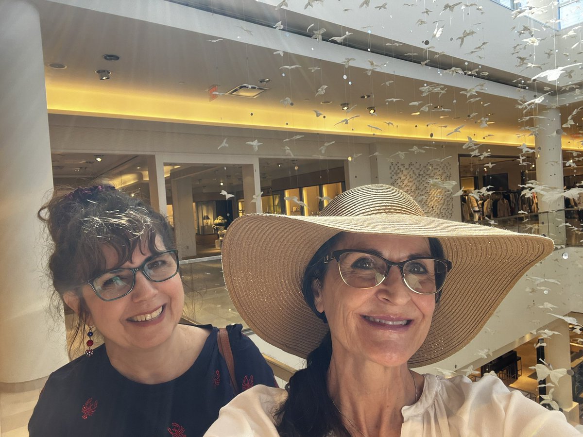 MsGarcia65's tweet image. K stands for Keeping Friendships 🥰 Nadine and I had a lovely lunch at P.F. Chang’s 🥡, then set off to seek our treasures 🌟 #PFChangs 🥠 #CrispyHoneyChicken 🍯 #SesameChicken 🥦 #Delightful 😋#NeimanMarcus 💄#BeautifulButterflies 🦋 #ArtGalleryVibe 👩🏻‍🎨#TheShopsAtLaCantera 🛍️