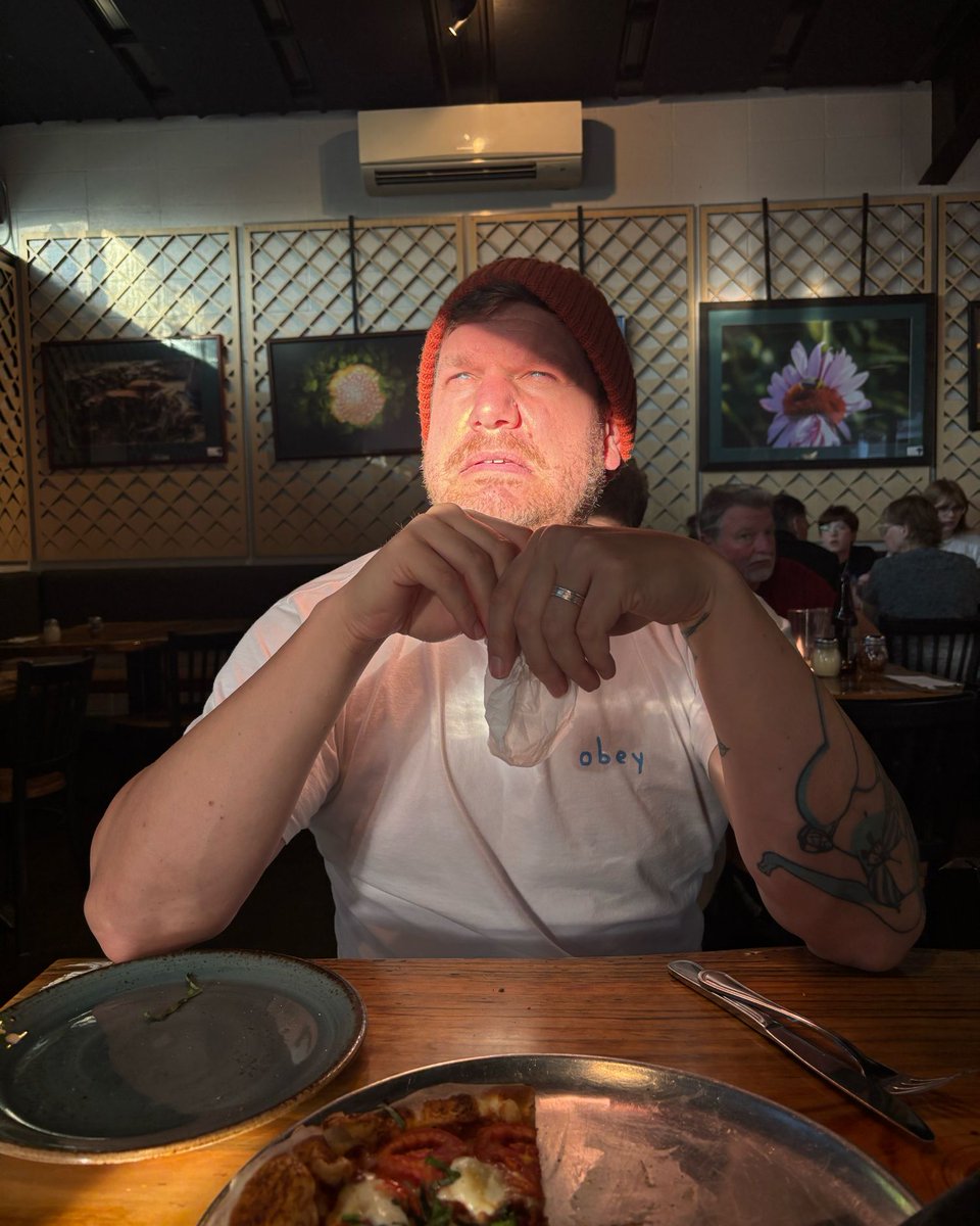 _JasonLord_'s tweet image. The Sun found me in a Pizza shop in Spokane and is trying to steal my soul out muh body.