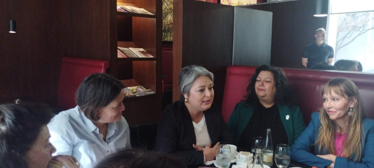 Claupascualgrau's tweet image. Hoy acompañamos a nuestra candidata presidencial @jeannette_jara en un encuentro con las vicepresidencias de la mujer de los partidos de Unidad por Chile. El próximo liderazgo de 🇨🇱 debe ser una ♀️luchadora solidaria e integradora a través del diálogo.
#JeannetteJaraPresidenta
