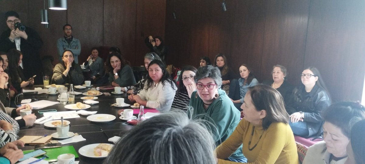Claupascualgrau's tweet image. Hoy acompañamos a nuestra candidata presidencial @jeannette_jara en un encuentro con las vicepresidencias de la mujer de los partidos de Unidad por Chile. El próximo liderazgo de 🇨🇱 debe ser una ♀️luchadora solidaria e integradora a través del diálogo.
#JeannetteJaraPresidenta