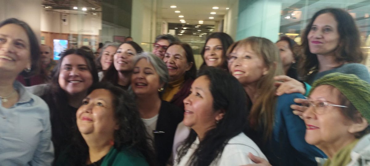 Claupascualgrau's tweet image. Hoy acompañamos a nuestra candidata presidencial @jeannette_jara en un encuentro con las vicepresidencias de la mujer de los partidos de Unidad por Chile. El próximo liderazgo de 🇨🇱 debe ser una ♀️luchadora solidaria e integradora a través del diálogo.
#JeannetteJaraPresidenta