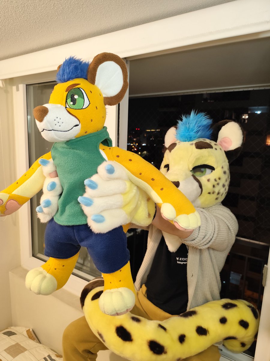 EvanBlessedChee's tweet image. We are two now meow >:3
Twice speed and fun 😼
Little me by @Wachumon
📷 by @Gartore01
#furry #furryoc #fursona #fursuit #fursuiter #fursuiting #furryfandom #furrycommunity #furrychile #furrylatino #cheetah #plushie