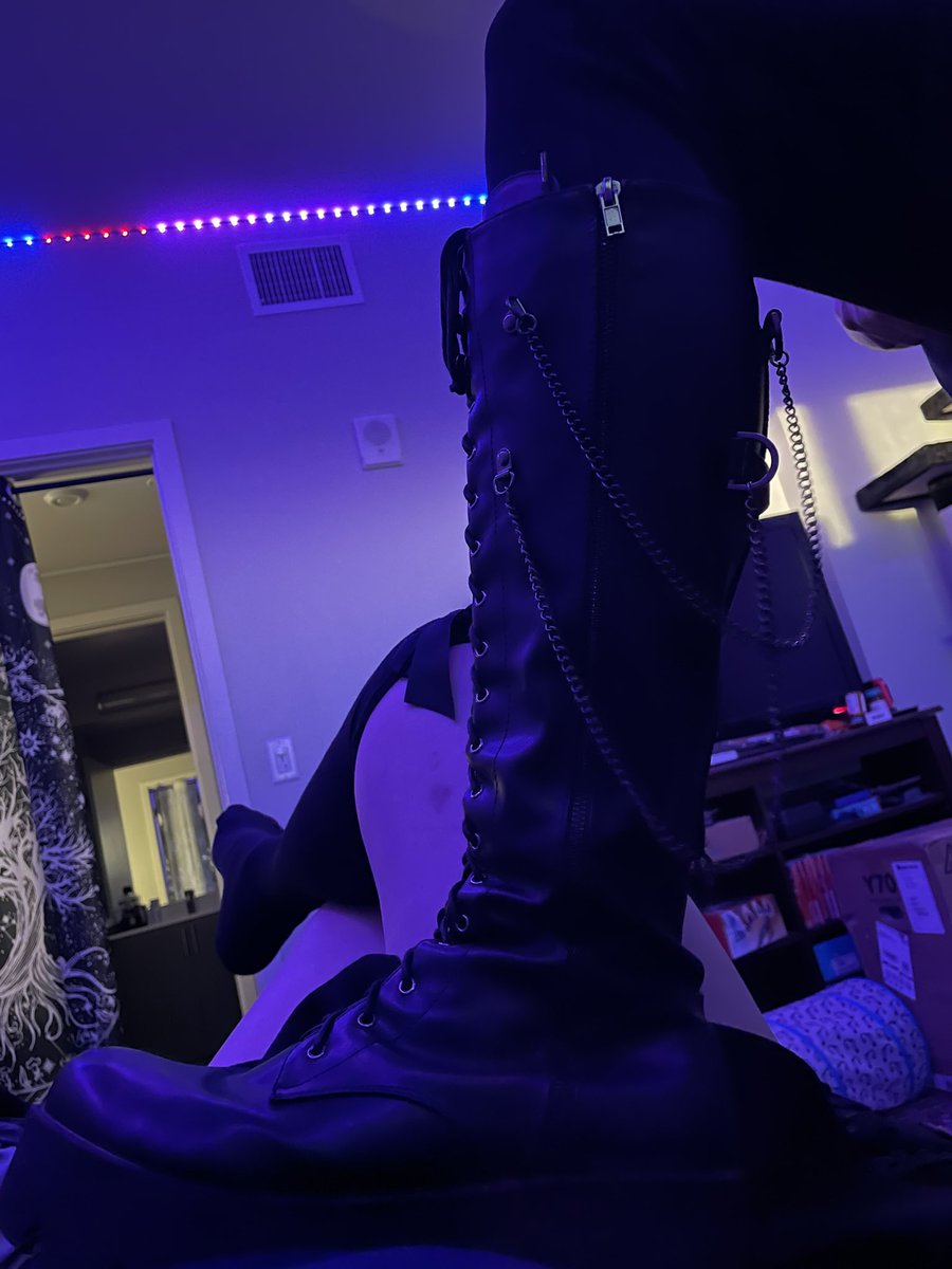 Sarah_Aces's tweet image. Ah… so this is what it’s like to be stepped on… thank you for showing me @Sagacious_Sera
#goth #thighs #dom #sub