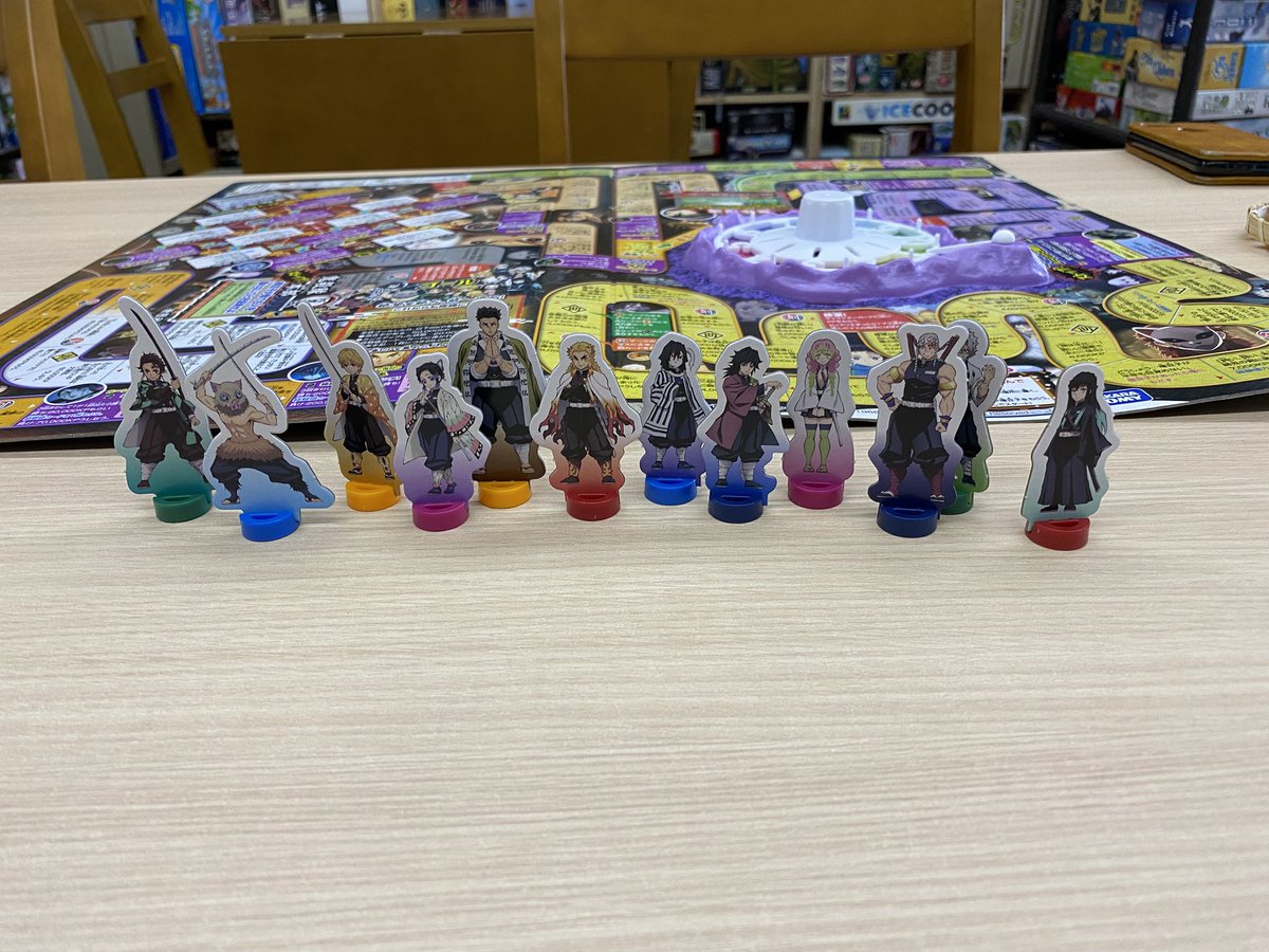 hexingames's tweet image. こんにちはヘクス・イン・ゲームズです。
今日ご紹介致しますボードゲームは人生ゲーム鬼滅の刃です。
人生ゲームの目的は鬼狩りと言うちょっと変わった人生ゲームです。
無限列車編までのゲームですから猗窩座も出現します。
でも何故か?柱は全員集合😊