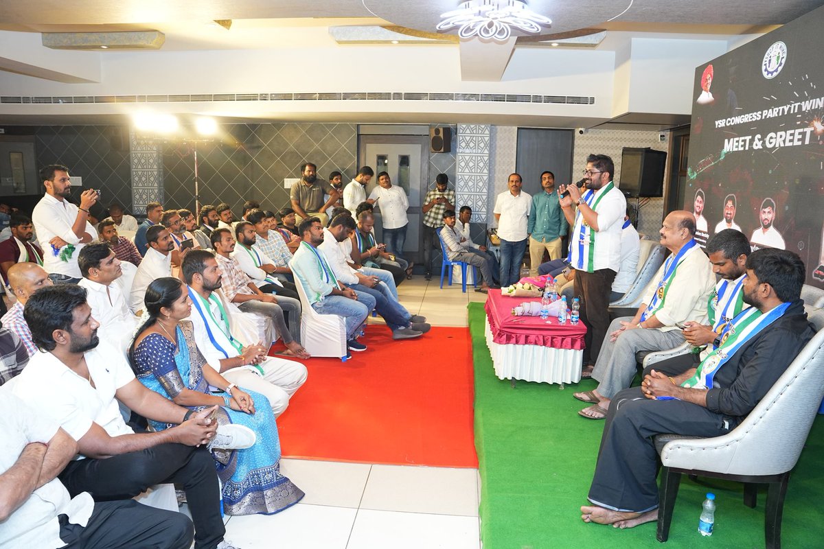 JaganannaCNCTS's tweet photo. బెంగళూరు.

. @ysrcpitwingoff  విభాగం ఆధ్వర్యంలో బెంగళూరులోని స్థానిక వేదికలో “మీట్ అండ్ గ్రీట్” కార్యక్రమం నిర్వహించబడింది. దేశం నలుమూలల నుండి వచ్చిన వైఎస్ఆర్‌సీపీ ఐటీ వింగ్ సభ్యులు ఈ సమావేశంలో ఉత్సాహంగా పాల్గొన్నారు.

ఈ కార్యక్రమంలో పార్టీ పాలసీలు, డిజిటల్ ప్రచారం, మరియు భవిష్యత్ యూత్ ఎన్గేజ్‌మెంట్ వ్యూహాలపై చర్చలు జరిపారు. పార్టీలో యువత పాత్రను పటిష్టపరిచేందుకు డిజిటల్ ప్లాట్‌ఫామ్స్‌ను ఎలా వినియోగించుకోవాలి అనే దానిపై నాయకులు ప్రత్యేకంగా దృష్టి సారించారు.

ఈ సందర్భంగా వైఎస్ఆర్‌సీపీ ఐటీ విభాగం ప్రముఖులు మాట్లాడుతూ... “డిజిటల్ యుగంలో పార్టీ అభిప్రాయాలను ప్రజల్లోకి చక్కగా తీసుకెళ్లేందుకు ఐటీ వింగ్ పాత్ర ఎంతో కీలకమైనది అని ఈ సమావేశం ద్వారా మనం ఒక కుటుంబంగా కలిసికట్టుగా ముందుకు సాగేందుకు మరో మెట్టు ఎక్కాం” అని తెలిపారు.

#YSRCPITWing #Bangalore #YSRCP #JaganannaConnects