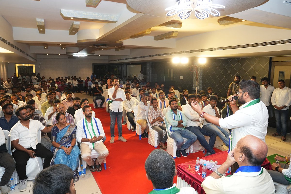 JaganannaCNCTS's tweet photo. బెంగళూరు.

. @ysrcpitwingoff  విభాగం ఆధ్వర్యంలో బెంగళూరులోని స్థానిక వేదికలో “మీట్ అండ్ గ్రీట్” కార్యక్రమం నిర్వహించబడింది. దేశం నలుమూలల నుండి వచ్చిన వైఎస్ఆర్‌సీపీ ఐటీ వింగ్ సభ్యులు ఈ సమావేశంలో ఉత్సాహంగా పాల్గొన్నారు.

ఈ కార్యక్రమంలో పార్టీ పాలసీలు, డిజిటల్ ప్రచారం, మరియు భవిష్యత్ యూత్ ఎన్గేజ్‌మెంట్ వ్యూహాలపై చర్చలు జరిపారు. పార్టీలో యువత పాత్రను పటిష్టపరిచేందుకు డిజిటల్ ప్లాట్‌ఫామ్స్‌ను ఎలా వినియోగించుకోవాలి అనే దానిపై నాయకులు ప్రత్యేకంగా దృష్టి సారించారు.

ఈ సందర్భంగా వైఎస్ఆర్‌సీపీ ఐటీ విభాగం ప్రముఖులు మాట్లాడుతూ... “డిజిటల్ యుగంలో పార్టీ అభిప్రాయాలను ప్రజల్లోకి చక్కగా తీసుకెళ్లేందుకు ఐటీ వింగ్ పాత్ర ఎంతో కీలకమైనది అని ఈ సమావేశం ద్వారా మనం ఒక కుటుంబంగా కలిసికట్టుగా ముందుకు సాగేందుకు మరో మెట్టు ఎక్కాం” అని తెలిపారు.

#YSRCPITWing #Bangalore #YSRCP #JaganannaConnects