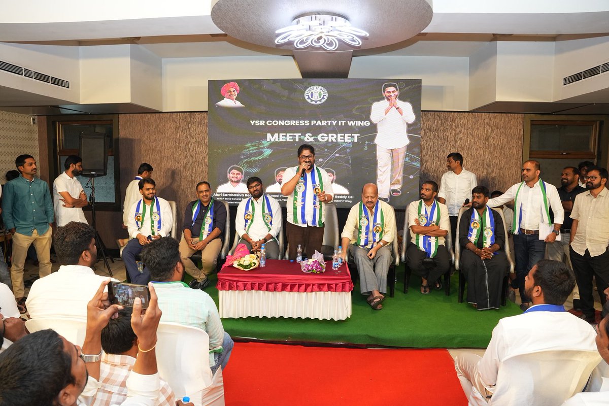 JaganannaCNCTS's tweet photo. బెంగళూరు.

. @ysrcpitwingoff  విభాగం ఆధ్వర్యంలో బెంగళూరులోని స్థానిక వేదికలో “మీట్ అండ్ గ్రీట్” కార్యక్రమం నిర్వహించబడింది. దేశం నలుమూలల నుండి వచ్చిన వైఎస్ఆర్‌సీపీ ఐటీ వింగ్ సభ్యులు ఈ సమావేశంలో ఉత్సాహంగా పాల్గొన్నారు.

ఈ కార్యక్రమంలో పార్టీ పాలసీలు, డిజిటల్ ప్రచారం, మరియు భవిష్యత్ యూత్ ఎన్గేజ్‌మెంట్ వ్యూహాలపై చర్చలు జరిపారు. పార్టీలో యువత పాత్రను పటిష్టపరిచేందుకు డిజిటల్ ప్లాట్‌ఫామ్స్‌ను ఎలా వినియోగించుకోవాలి అనే దానిపై నాయకులు ప్రత్యేకంగా దృష్టి సారించారు.

ఈ సందర్భంగా వైఎస్ఆర్‌సీపీ ఐటీ విభాగం ప్రముఖులు మాట్లాడుతూ... “డిజిటల్ యుగంలో పార్టీ అభిప్రాయాలను ప్రజల్లోకి చక్కగా తీసుకెళ్లేందుకు ఐటీ వింగ్ పాత్ర ఎంతో కీలకమైనది అని ఈ సమావేశం ద్వారా మనం ఒక కుటుంబంగా కలిసికట్టుగా ముందుకు సాగేందుకు మరో మెట్టు ఎక్కాం” అని తెలిపారు.

#YSRCPITWing #Bangalore #YSRCP #JaganannaConnects