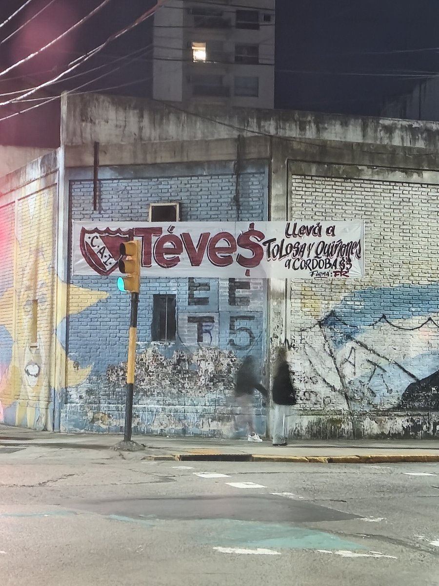 👀 ¡APARECIERON PASACALLES CONTRA #TÉVEZ EN #AVELLANEDA!

📍 En la esquina de Colón y Alsina colgaron mensajes contra el DT de #Independiente.

🔥 La tensión crece en la previa del partido ante #Talleres, este domingo a las 21 hs.