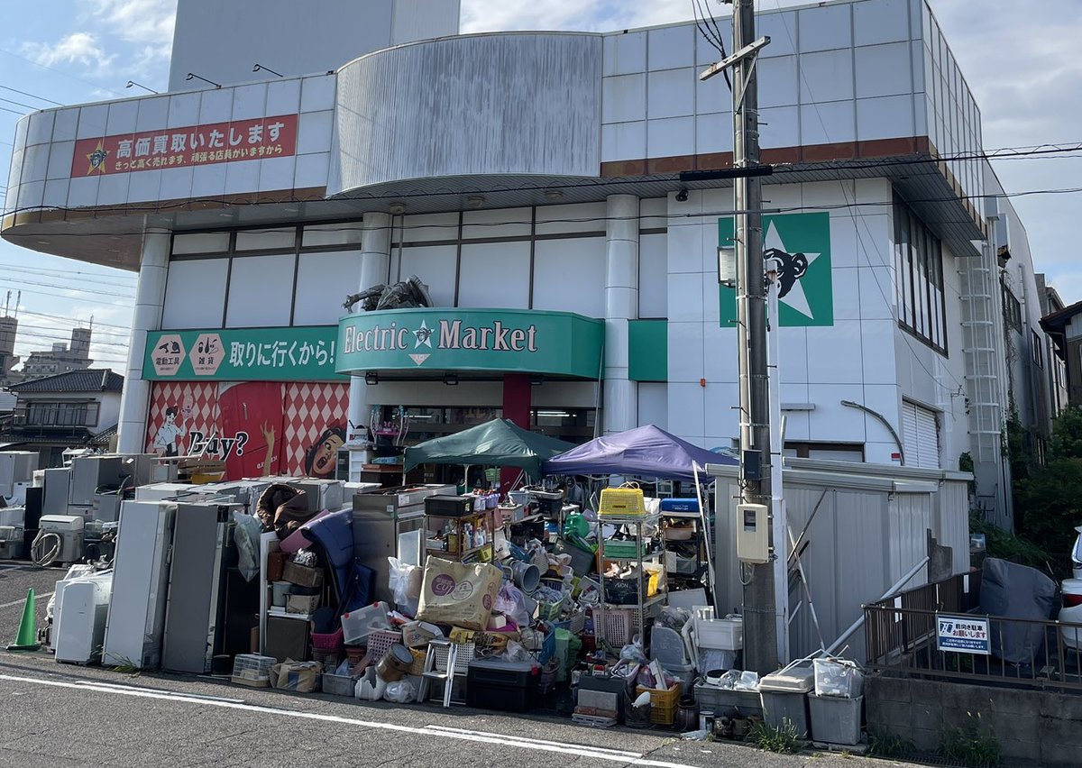 oroti_famicom's tweet image. 愛知県某所。近年ではあまり見なくなった「商品が積み重なってて奥の商品が見えない系」のリサイクルショップに行ってきました。如何にもお宝が眠ってそうな店構えですよねえ。レトロゲームはレア物は皆無。たまに変なものがある程度ですがお宝探し感は半端ないです。PSの棚は埋まってたｗ