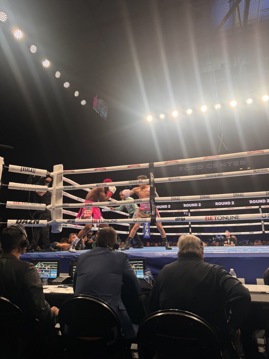 CharIieParsons's tweet image. Bam boxing nicely, but Cafu countering very well. Highly skilled matchup through 3.