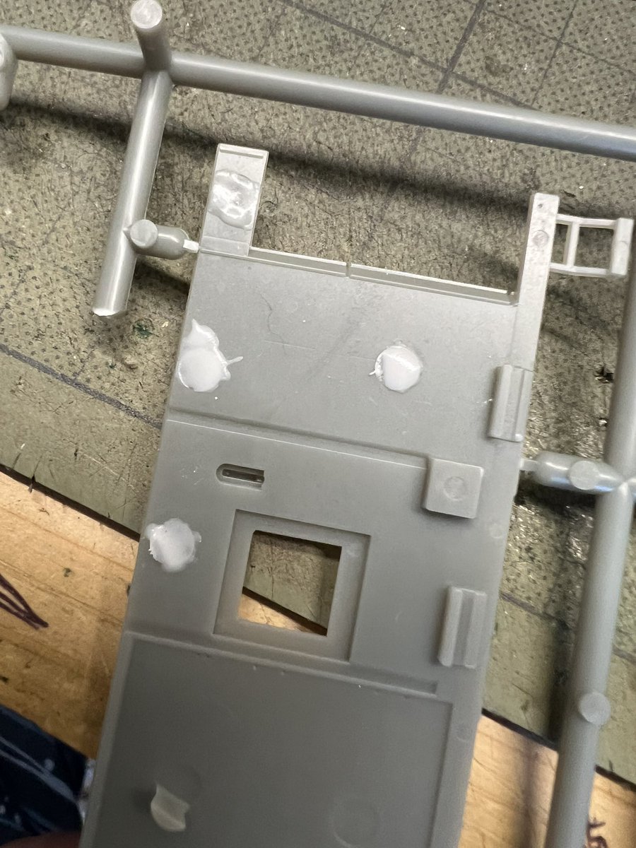 ise1944ise's tweet photo. ワサフ8800をつくる2
出勤前に時間があったので、押し出しピンの切除と穴埋め

穴埋めは、ガレキモデラーならご存じのシアノンとベビーパウダーで穴埋めをして瞬間固着スプレーで固めてヤスリます。 https://t.co/l0l3HwKcrP