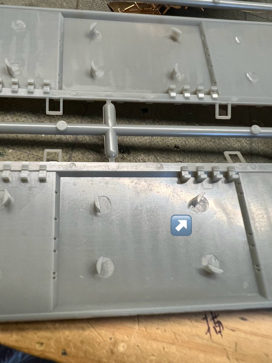 ise1944ise's tweet photo. ワサフ8800をつくる2
出勤前に時間があったので、押し出しピンの切除と穴埋め

穴埋めは、ガレキモデラーならご存じのシアノンとベビーパウダーで穴埋めをして瞬間固着スプレーで固めてヤスリます。 https://t.co/l0l3HwKcrP