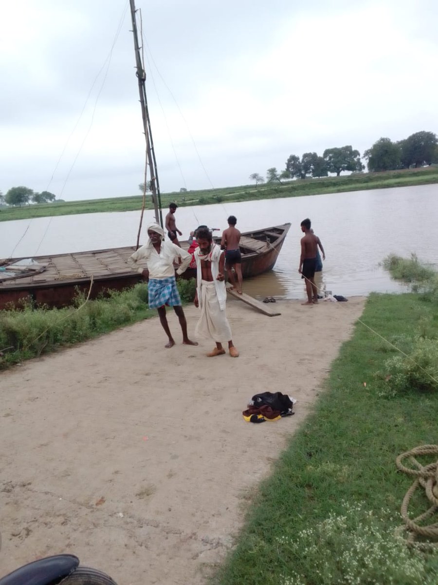 #चित्रकूट-बरुवा गांव के गुनता बांध पर हर साल बाढ़ में डूब जाने वाले पुराने पुल की जगह ऊंचा पुल बनाए जाने की मांग अब तेज़ हो चुकी है,राजापुर तहसील क्षेत्र के ग्रामप्रधान बरुवा ममता गुप्ता व ग्रामीण पूरन सिंह ने DM से ऊंचा पुल बनाने की मांग की हैं <a href="/CMOfficeUP/">CM Office, GoUP</a> <a href="/UPGovt/">Government of UP</a>
<a href="/ChitrakootDm/">DM Chitrakoot</a>