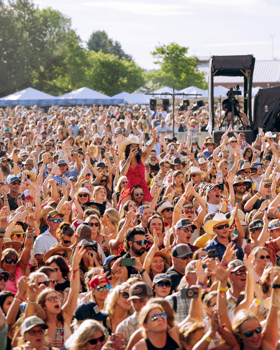 fairwellfest's tweet image. Just a few of our closest friends 🫶
📸: Izzy Nuzzo, Phill McDonald