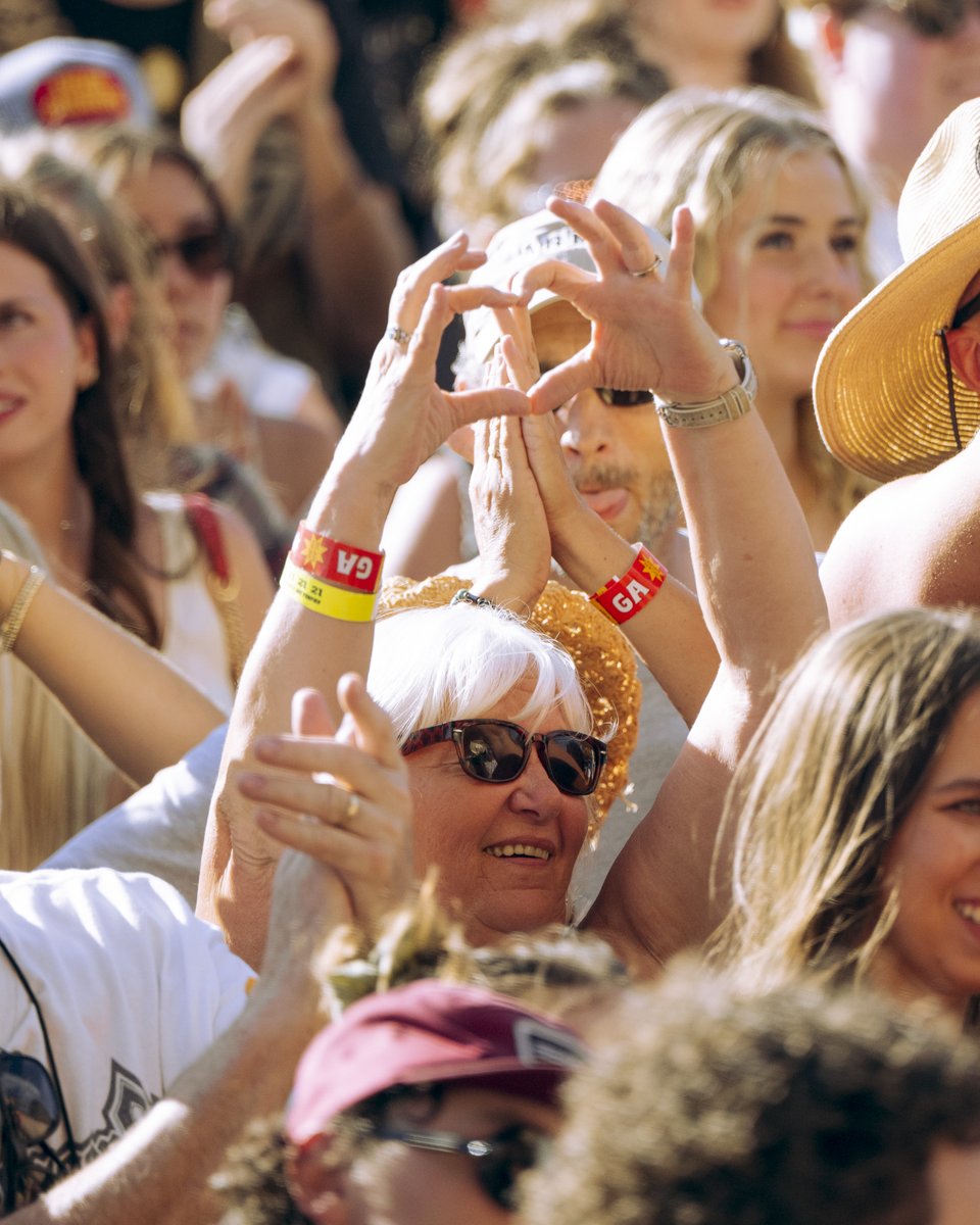 fairwellfest's tweet image. Just a few of our closest friends 🫶
📸: Izzy Nuzzo, Phill McDonald
