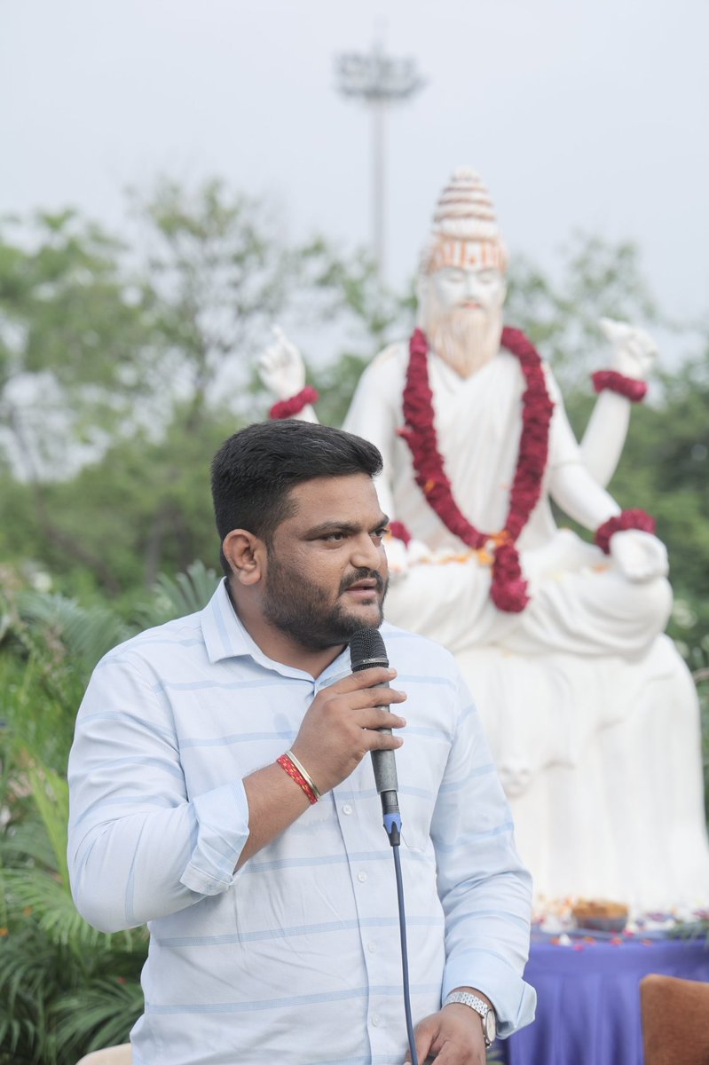 જન્મદિવસની હાર્દિક શુભકામનાઓ <a href="/HardikPatel_/">Hardik Patel</a> આપનાં સંઘર્ષ થકી આજે EWS reservation થકી કેટલાય આર્થિક ગરીબ સવર્ણ સમાજનાં માતાપિતાનાં સંતાનોનું ભવિષ્ય ઉજ્વળ થયું છે આભાર માતા ઉમિયાજી આવાં અનેક સારા કાર્યો કરવાની શક્તિ આપે આભાર💐🎂.