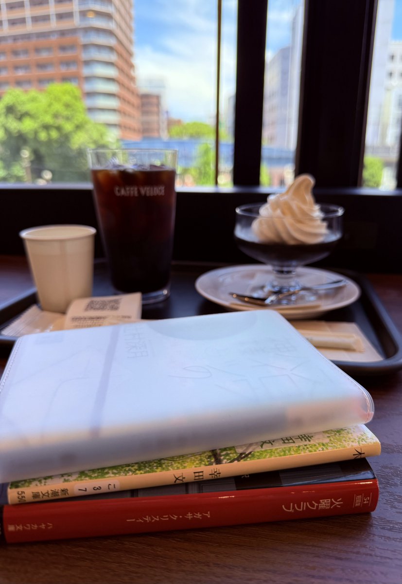 ayus_Library's tweet image. ここのカフェ、土日は勉強する学生や社会人で多いんだけど、今日は空いてる😆
勉強はお休みにしてがっつり読書します✨