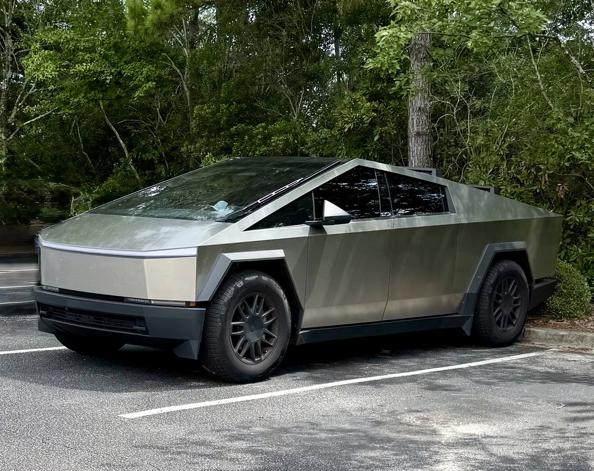 liorsela's tweet image. The Cybertruck with Full Self-Driving is the ultimate road trip vehicle 📐
After a 9.5-hour journey, I experienced zero driving fatigue. Three Supercharging stops provided perfect opportunities for a break.
$TSLA