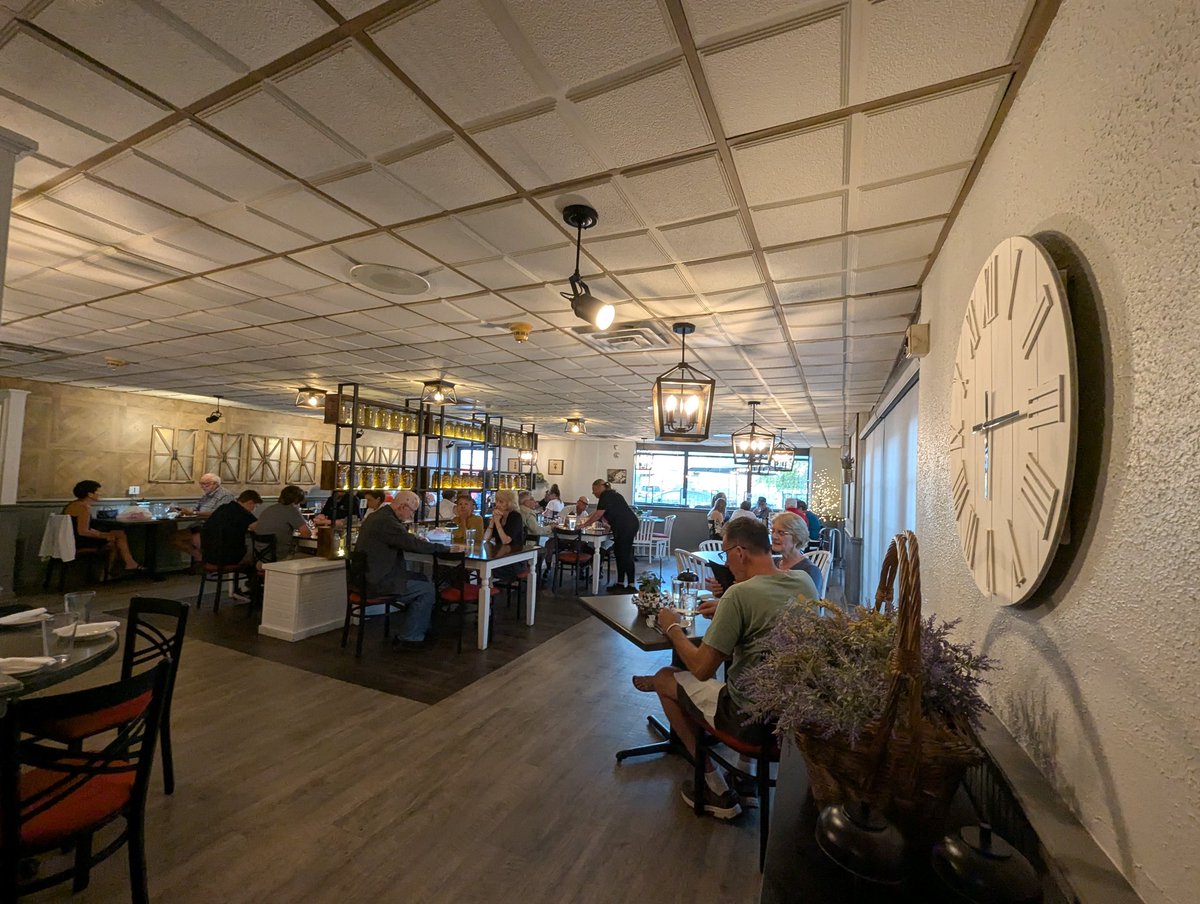EastGlacierMT's tweet photo. Last stop before heading in was Cosentinos Ristorante in Geneva, NY; the 1st #RestaurantImpossible location where Andy & Jo met @RobertIrvine so it is special. It was slamming busy, so we didn't stay, but I was able to meet the owner & check out the awesome renovation!💖 🇺🇲🚀 https://t.co/donB7Ph6Yp
