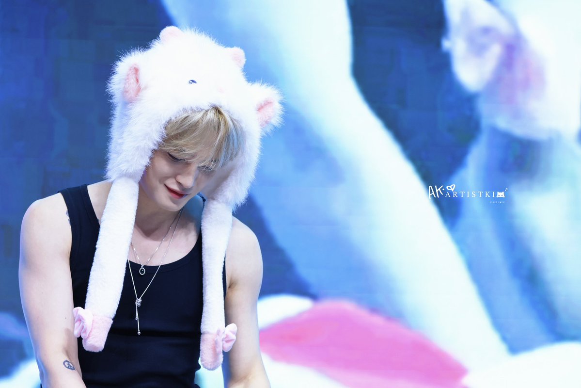 ARTISTKIM0126's tweet image. 250709 SHANGHAI FANSIGN
@bornfreeonekiss ☺️
#김재중 #재중 #KIMJAEJOONG
#JAEJOONG #ジェジュン #金在中