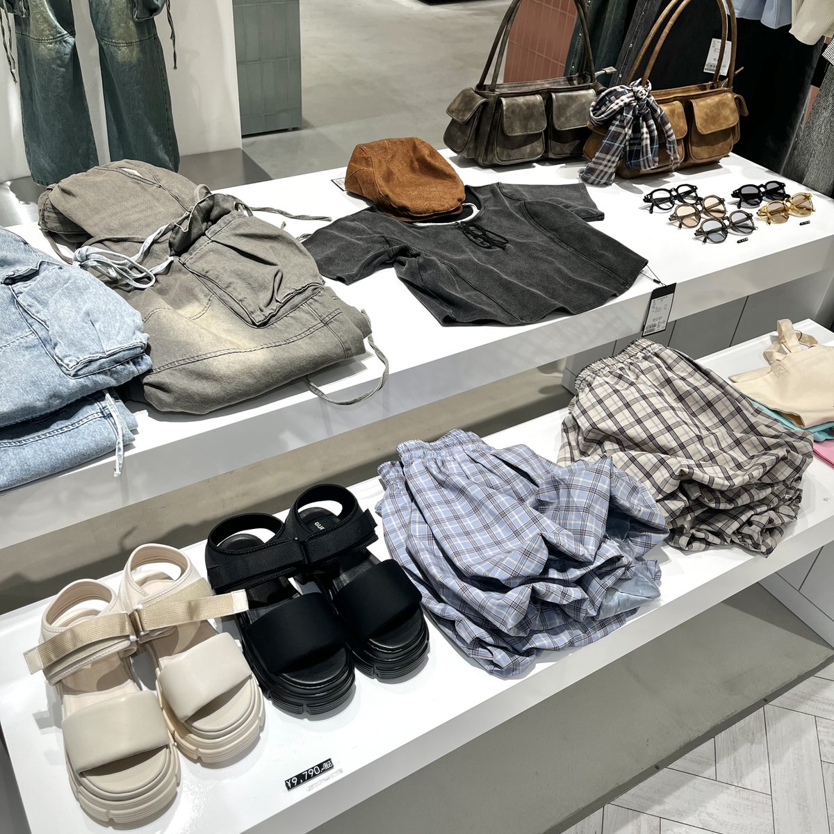 SHIBUYA109NET's tweet image. 抜け感のあるお洒落なコーデがしたい人は
今すぐKastaneに行ってみて✨️
かわいいお洋服が揃ってたよ〜❕🖤
✔︎︎︎︎ 4F Kastane
@kastane_