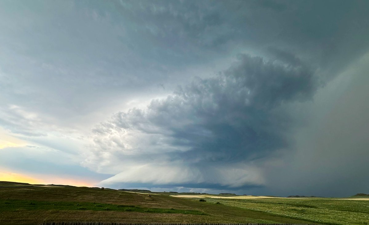 KsBru62's tweet image. Another scary looking Montana storm.👀 So far it’s just raining. I sure hope it stays that way! Goodnight friends. 🙏♥️🇺🇸