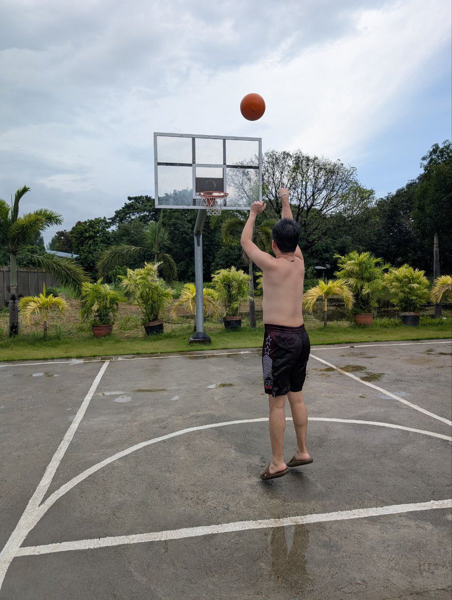 Neil_from_MNL's tweet image. Gm gm! How’s your coffee today?
Touching grass this weekend spending time with my relatives who are here in Manila for a vacation.
🤍 coffee
🤍 basketball
🤍 beyblade lol