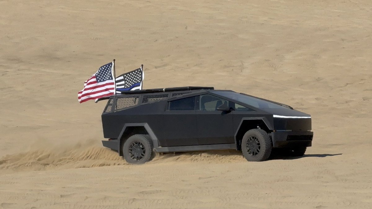 BLKMDL3's tweet image. Such an epic day in the Pismo dunes with 29 Cybertrucks!
Cybertruck is so insanely capable, thanks @aaronjcash for letting me ride shotgun.