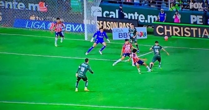 GuzmanGasso's tweet image. Sobre el PENAL señalado en favor de @clubleonfc vs @Chivas...
La mejor decisión era NO MARCAR PENAL.
⚽️🚫🇲🇽
➖️ Señalamiento sumamente RIGORISTA y MALA intervención del #VAR.
🔍 Si bien existe un contacto de Erick Gutiérrez sobre Ettson Ayón, este no tiene absolutamente…