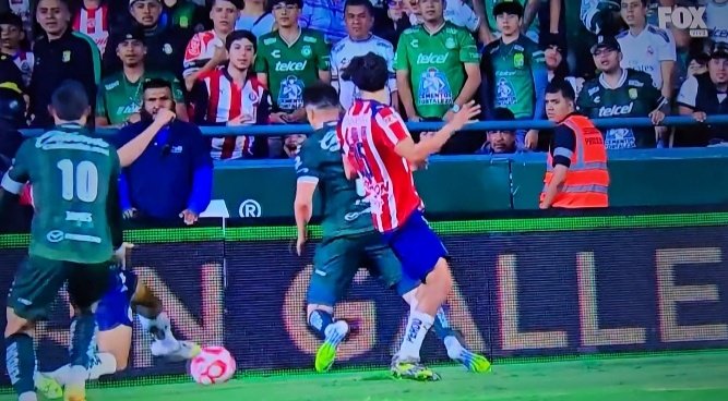 GuzmanGasso's tweet image. Sobre el PENAL señalado en favor de @clubleonfc vs @Chivas...
La mejor decisión era NO MARCAR PENAL.
⚽️🚫🇲🇽
➖️ Señalamiento sumamente RIGORISTA y MALA intervención del #VAR.
🔍 Si bien existe un contacto de Erick Gutiérrez sobre Ettson Ayón, este no tiene absolutamente…