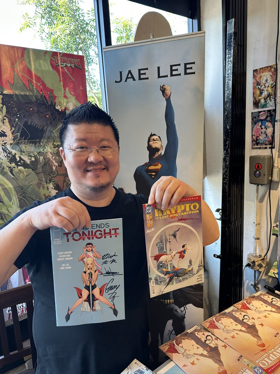 GAppleComics's tweet image. Fun times today with back-to-back debit comic signings with @badideahello and @ImageComics creators!