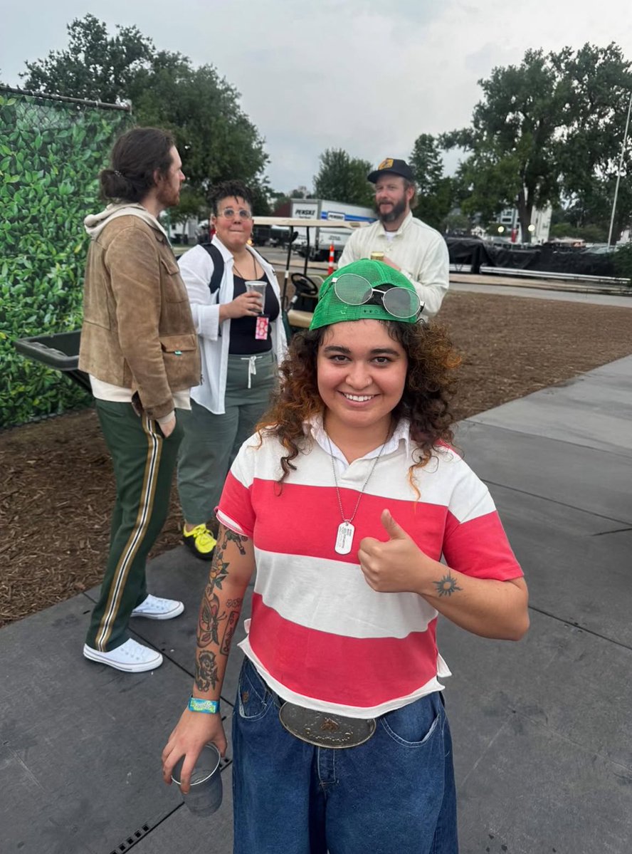 updatehozierbr's tweet image. A jaqueta vai andar sozinha! Hozier no festival Minnesota Yacht Club com Brittany Howard, Remi Wolf e Bon Iver. 

(📸: @remiwolf)