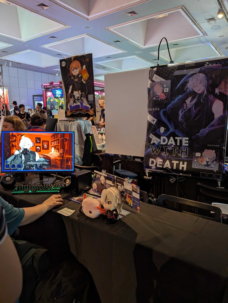 kakehashigames's tweet image. #BitSummit 最終日『A Date with Death』ブースにポスターが到着!
本日も3F-D46にて、日本語デモ版をプレイいただけます!
ぬいぐるみはファンの方が持ってきてくださいました!ありがとうございます💕
#BitSummit13th