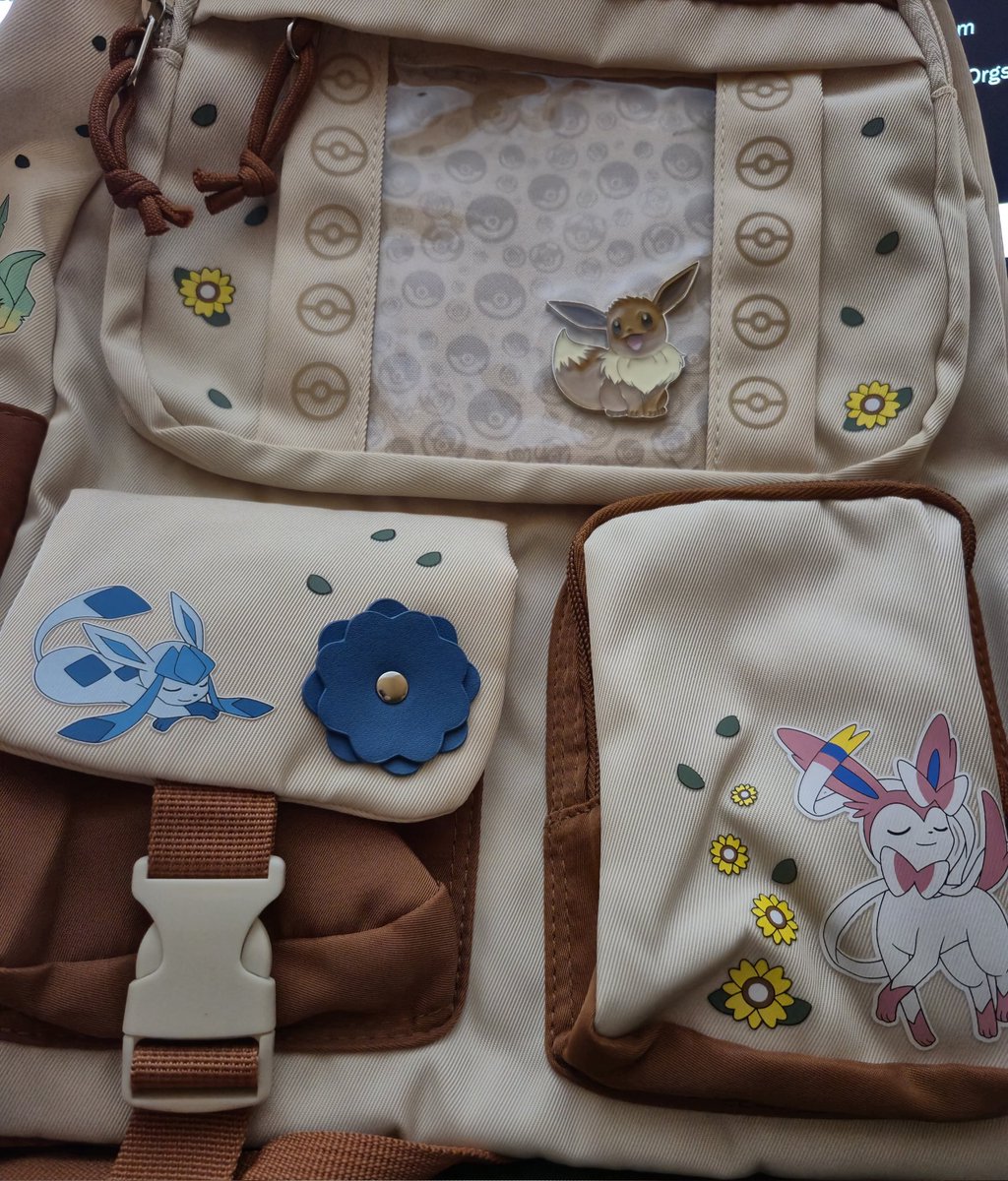 baaaaat_'s tweet image. Just got a new backpack... Why is my Sylveon yellow?