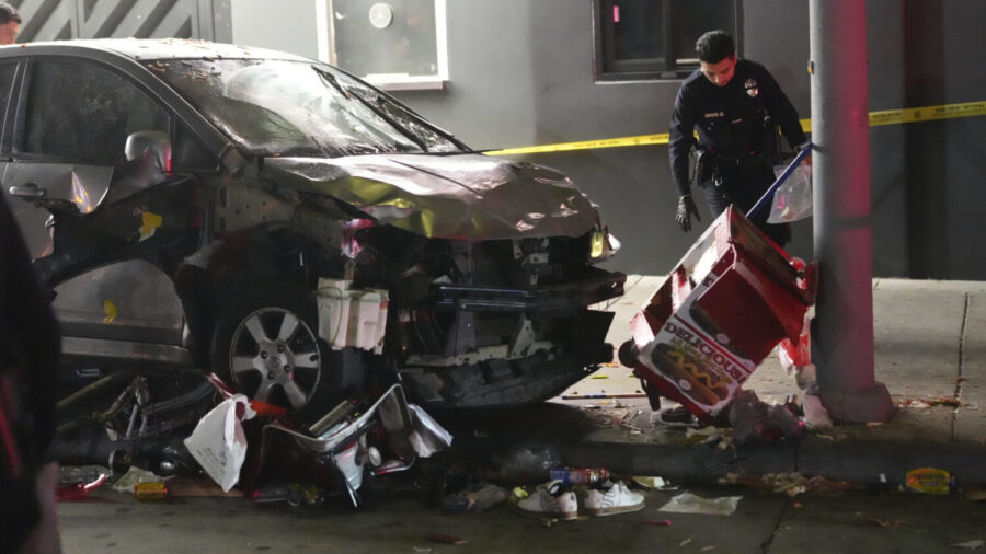 UPDATE: Authorities now say seven people are in critical condition after a man rammed into a crowd of people waiting to enter a performance venue in Los Angeles Saturday.

READ: ksltv.com/?p=798837

📸: Associated Press