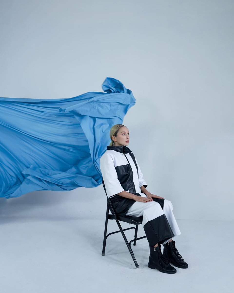 AstraVivid's tweet image. Before the Storm 🌪️
Before the storm, the world takes a deep breath where silence weighs heavier than any scream.
17 pieces of conceptual fashion
A fusion of photography & video
LiveNow On @foundation
On Base🖤
foundation.app/collection/bts…
#FashionArt #NFTPhotography #VideoArt