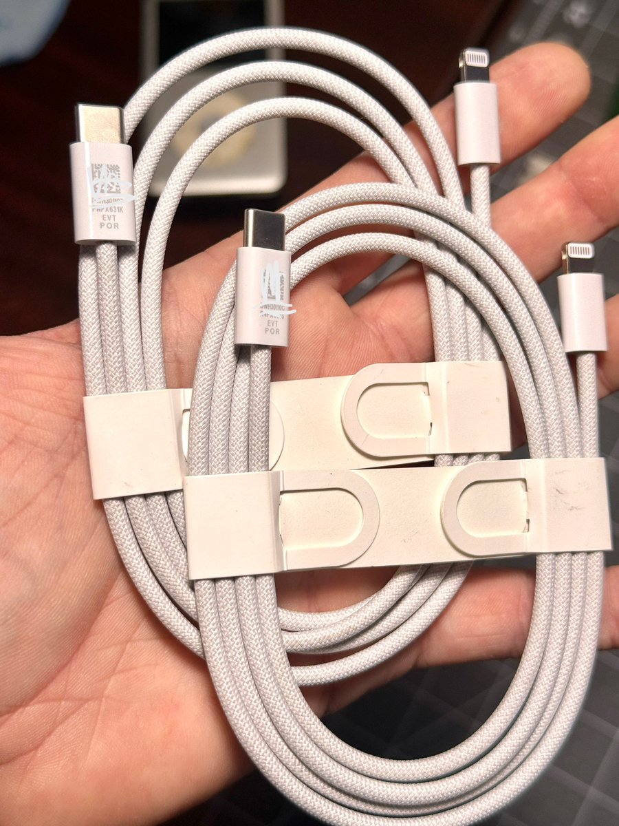 eliteobsolete's tweet image. this just in: handful of EVT prototype Apple braided USB-C to lightning cables
snagged off ebay for $10/pc 😇👍🏻