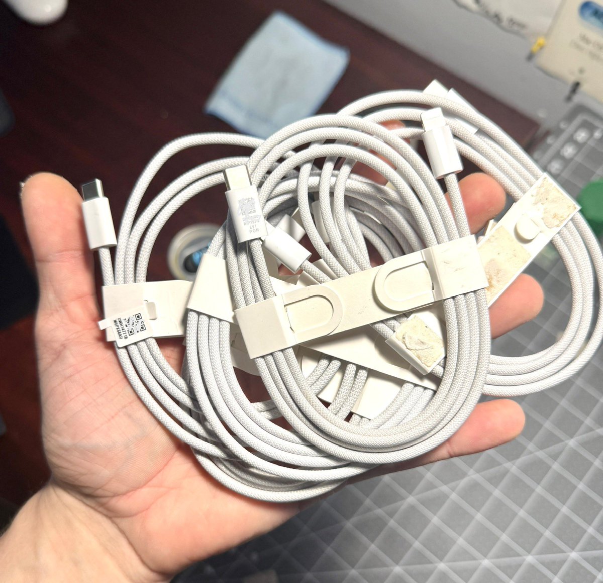 eliteobsolete's tweet image. this just in: handful of EVT prototype Apple braided USB-C to lightning cables
snagged off ebay for $10/pc 😇👍🏻