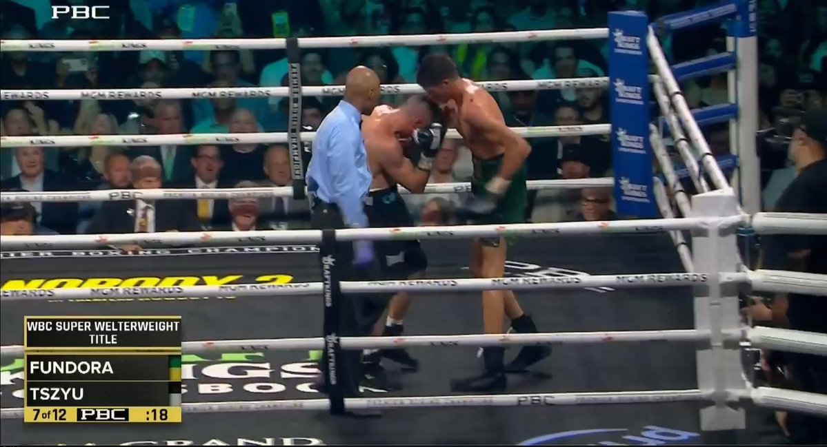CainNicholas's tweet image. Fundora has a huge reach advantage, and yet he is letting Tszyu fight on the inside.