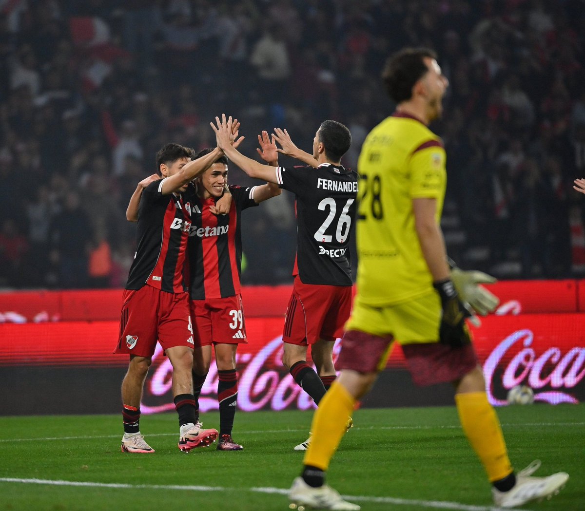 MigueBertolotto's tweet image. #Salas es un animal que contagia a todos y que le cambió la cara a la ofensiva. #Colidio está con la confianza por el cielo y se anima a todo. #Lencina y #JCMeza brindan aire fresco. #River ataca y lastima. El camino es éste, aunque todavía hay falencias del medio hacia atrás.